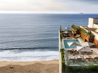 Widok na budynek Hilton Copacabana i plażę