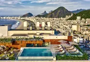 Widok na kompleks Hilton Copacabana i panoramę miasta