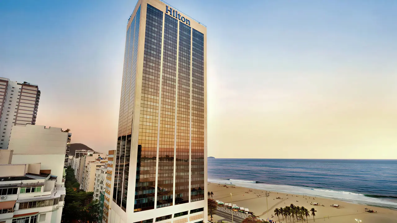 Budynek Hilton Copacabana nad brzegiem morza