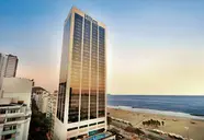 Budynek Hilton Copacabana nad brzegiem morza
