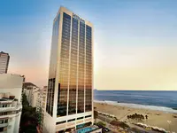 Budynek Hilton Copacabana nad brzegiem morza