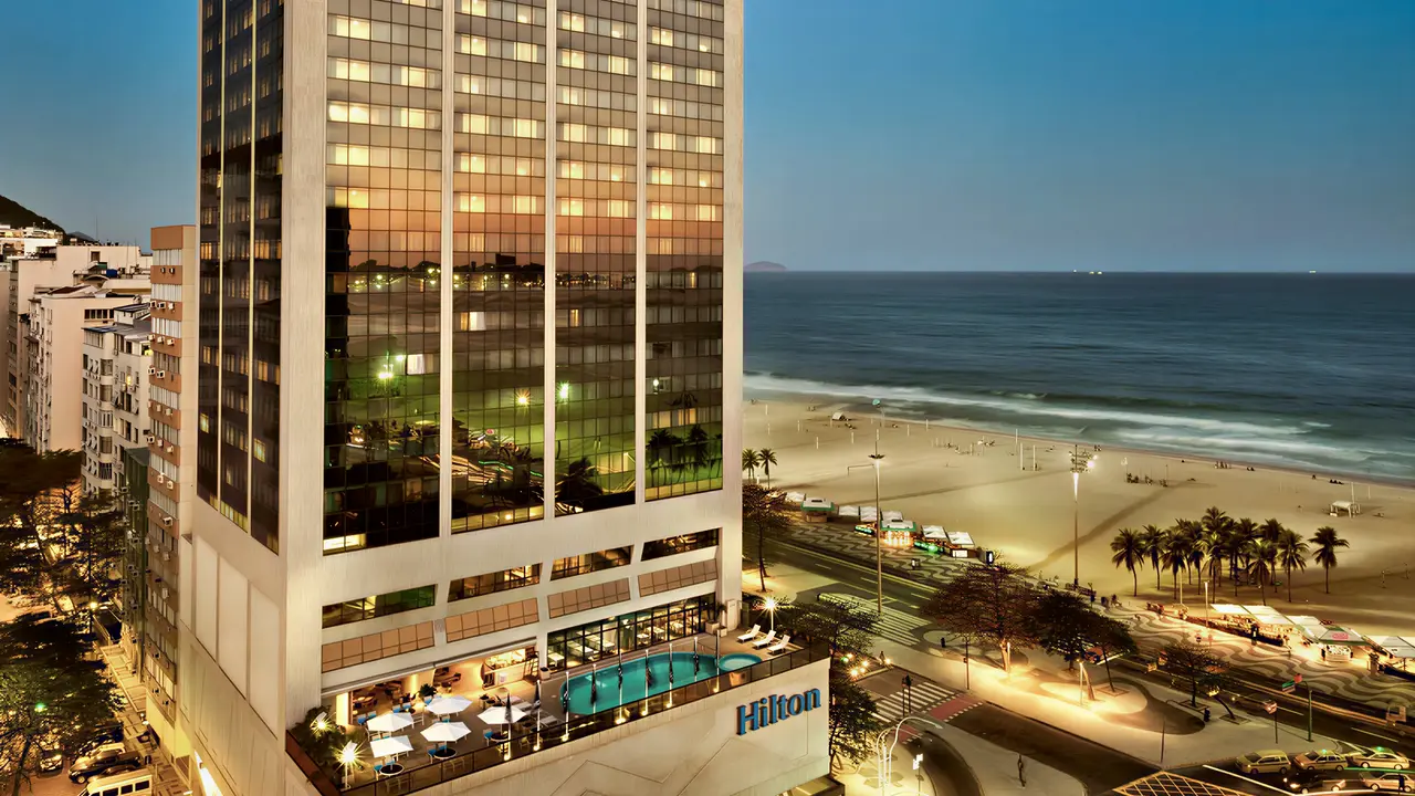 Budynek Hilton Copacabana przy plaży i ulicy
