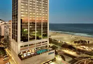 Budynek Hilton Copacabana przy plaży i ulicy