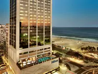 Budynek Hilton Copacabana przy plaży i ulicy