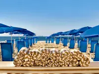 Leżaki i parasole na plaży w Hilton Copacabana