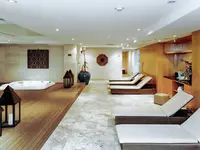 Strefa relaksu z jacuzzi w Hilton Copacabana