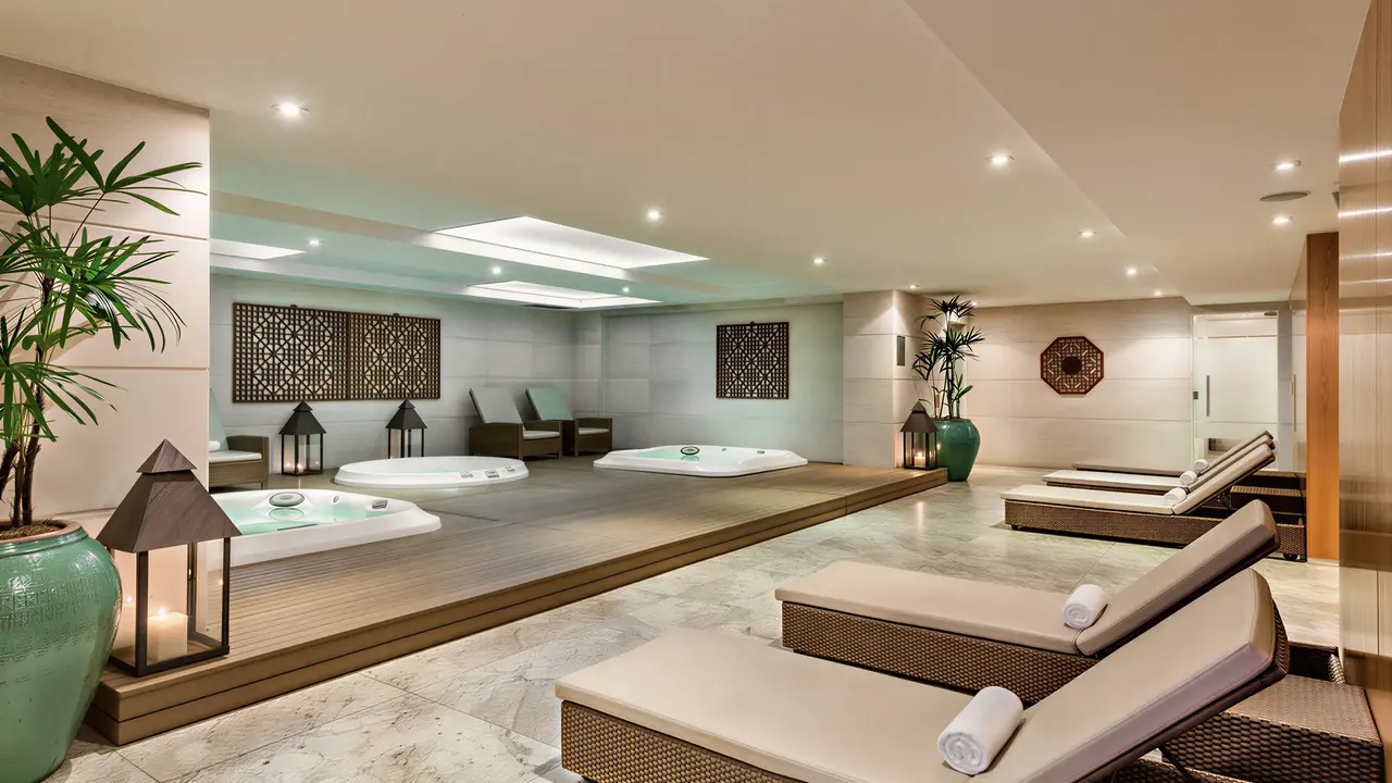 Strefa relaksu z jacuzzi w Hilton Copacabana