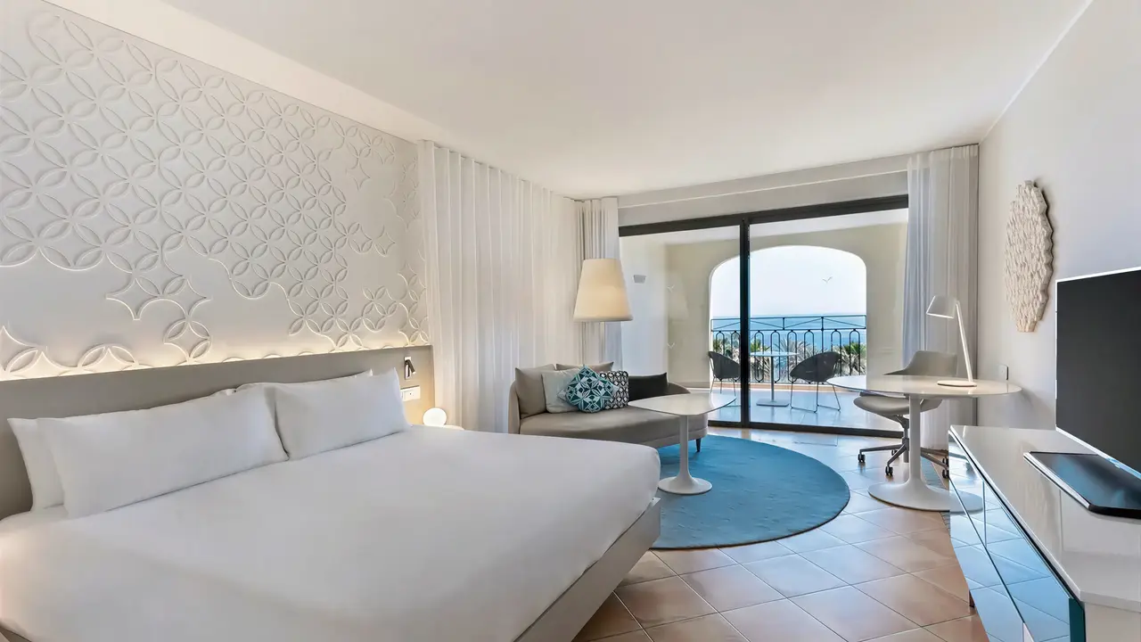 Jasny pokój z łóżkiem w Hilton Malta