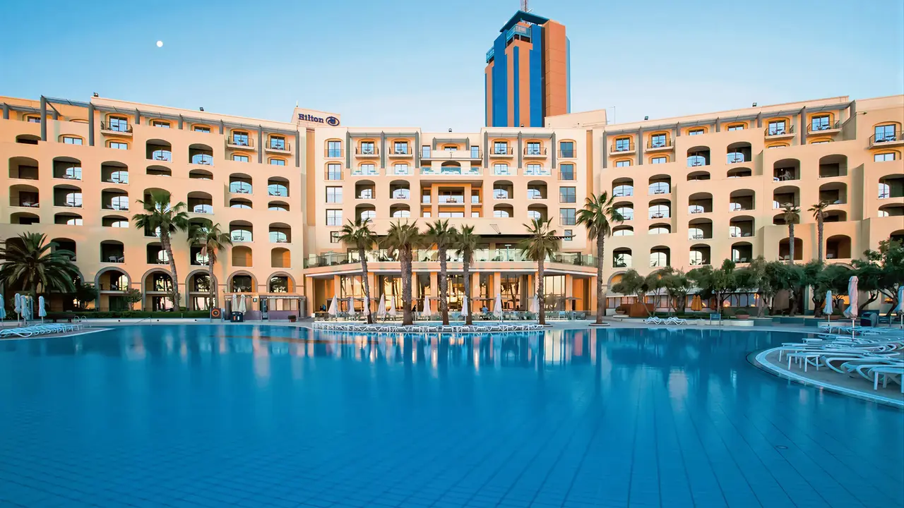 Widok na budynek i basen w Hilton Malta