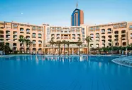 Widok na budynek i basen w Hilton Malta
