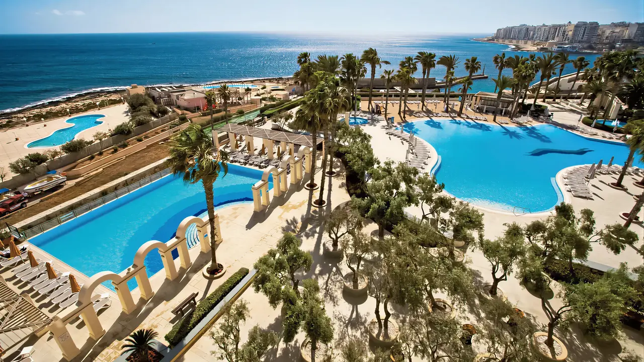 Widok na kompleks basenowy w Hilton Malta