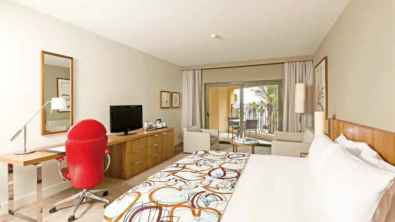 Nowoczesny pokój z łóżkiem w Hilton Malta
