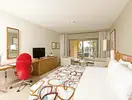 Nowoczesny pokój z łóżkiem w Hilton Malta