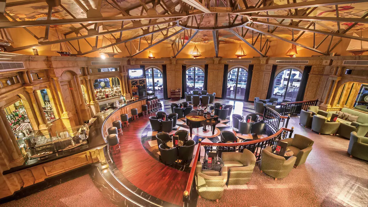Elegancki bar w hotelu Hilton Malta