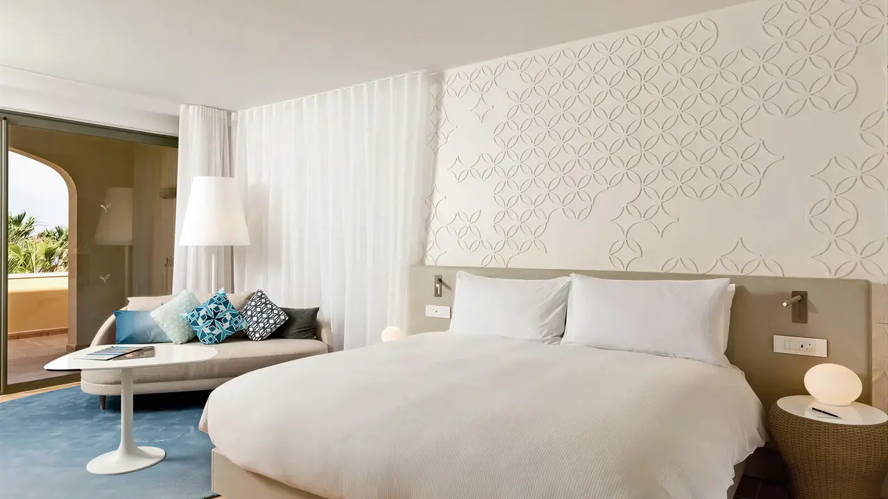 Sypialnia w hotelu Hilton Malta z białym łóżkiem