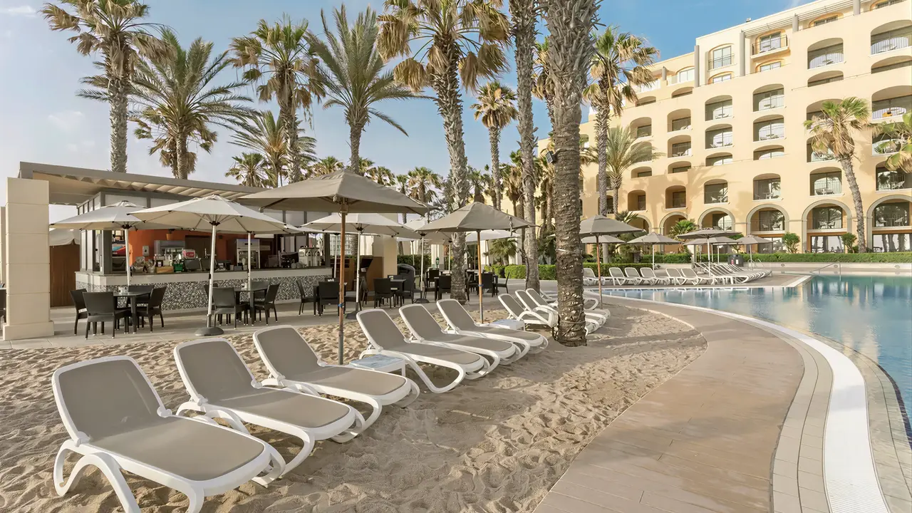 Basen i leżaki w hotelu Hilton Malta