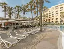 Basen i leżaki w hotelu Hilton Malta