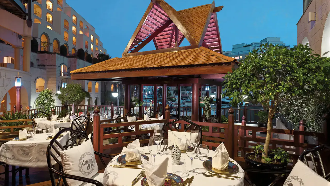 Elegancka restauracja na zewnątrz w Hilton Malta