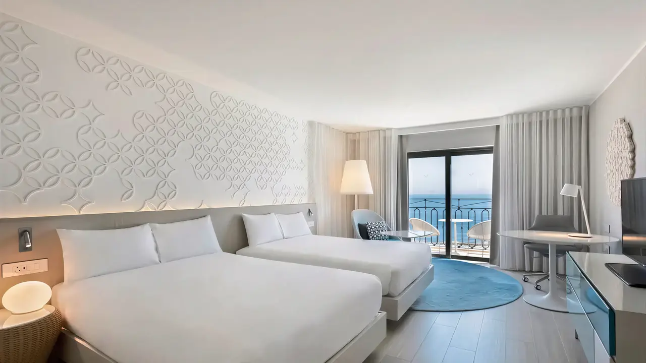 Nowoczesny pokój z łóżkami w Hilton Malta