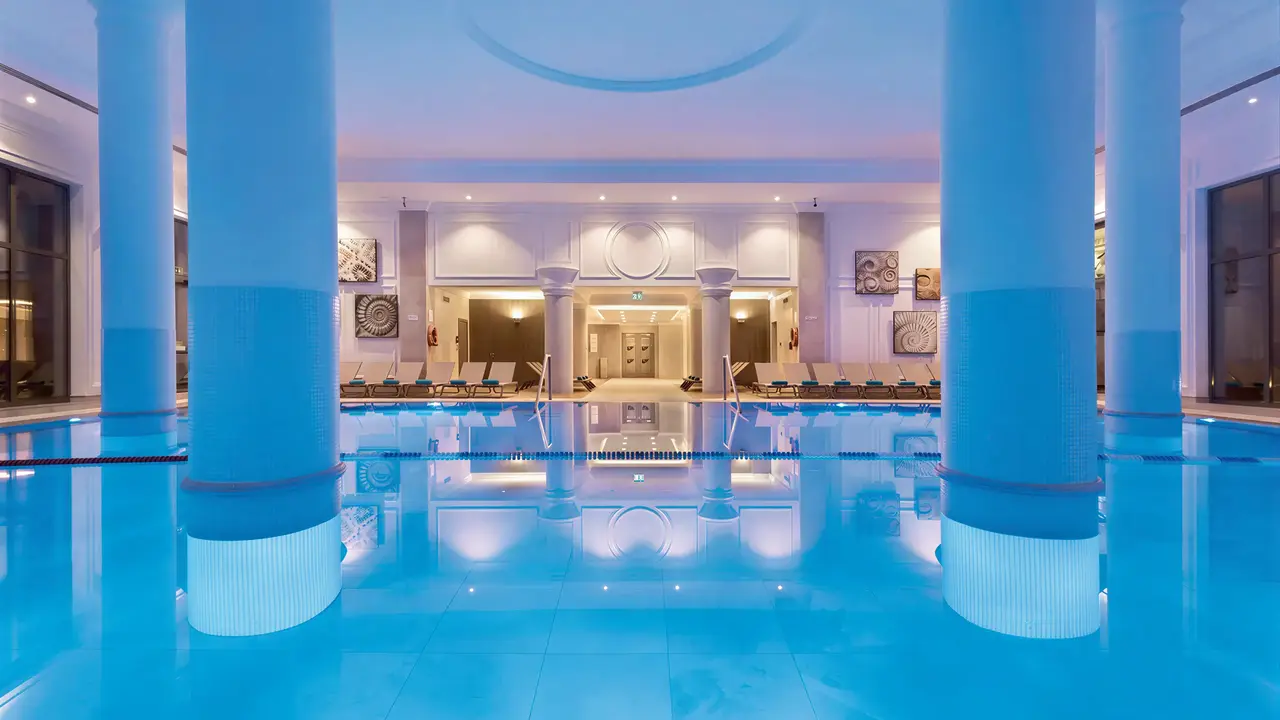 Kryty basen w hotelu Hilton Malta