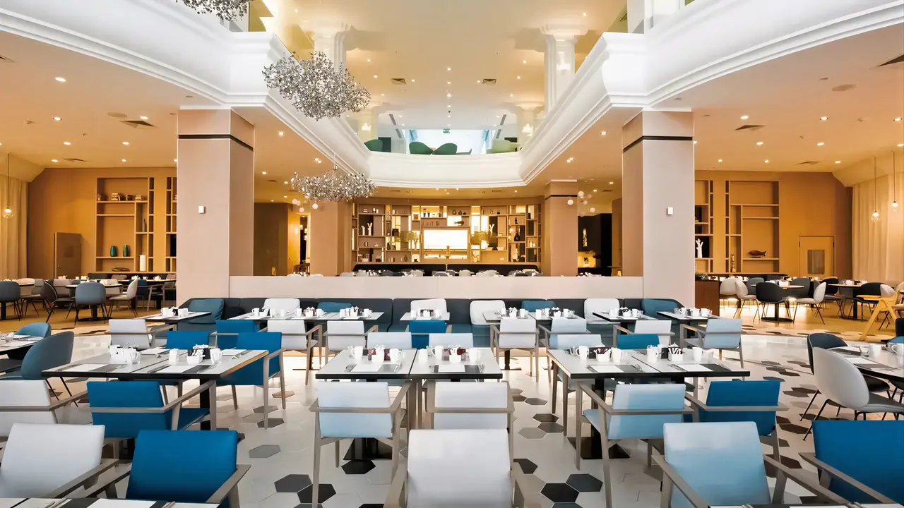 Restauracja w hotelu Hilton Malta z ustawionymi stolikami