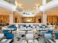 Restauracja w hotelu Hilton Malta z ustawionymi stolikami