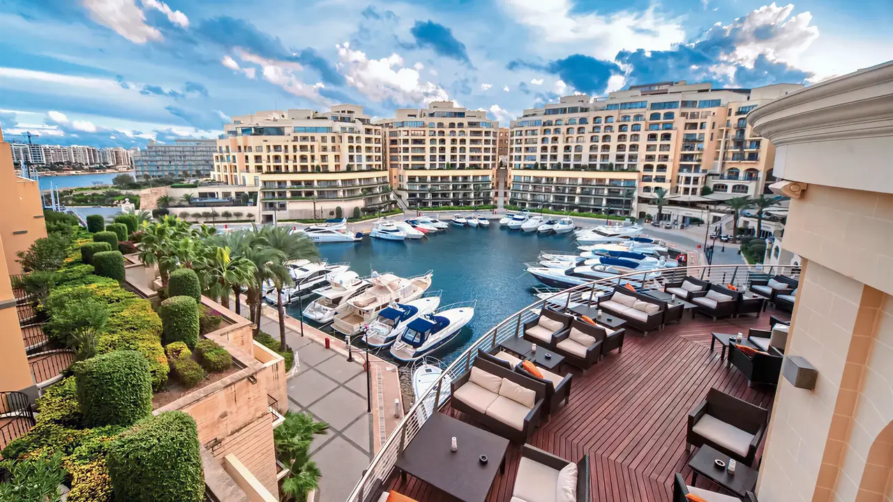 Widok na budynki i port w Hilton Malta