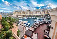 Widok na budynki i port w Hilton Malta