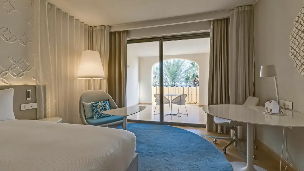 Nowoczesny pokój hotelowy z balkonem w Hilton Malta