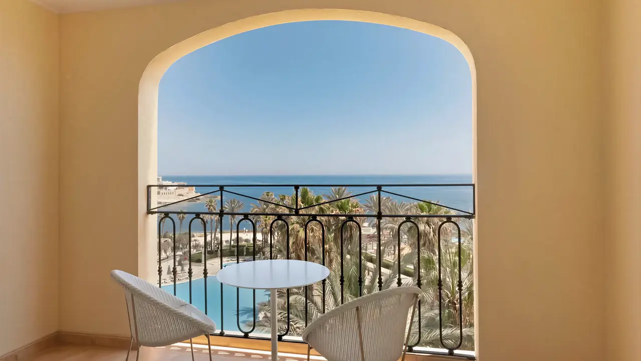 Balkon z widokiem na morze w Hilton Malta