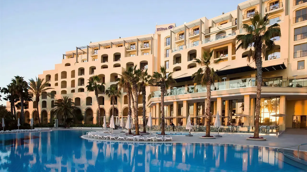 Widok na budynek i basen w Hilton Malta