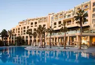 Widok na budynek i basen w Hilton Malta