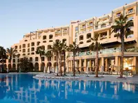 Widok na budynek i basen w Hilton Malta