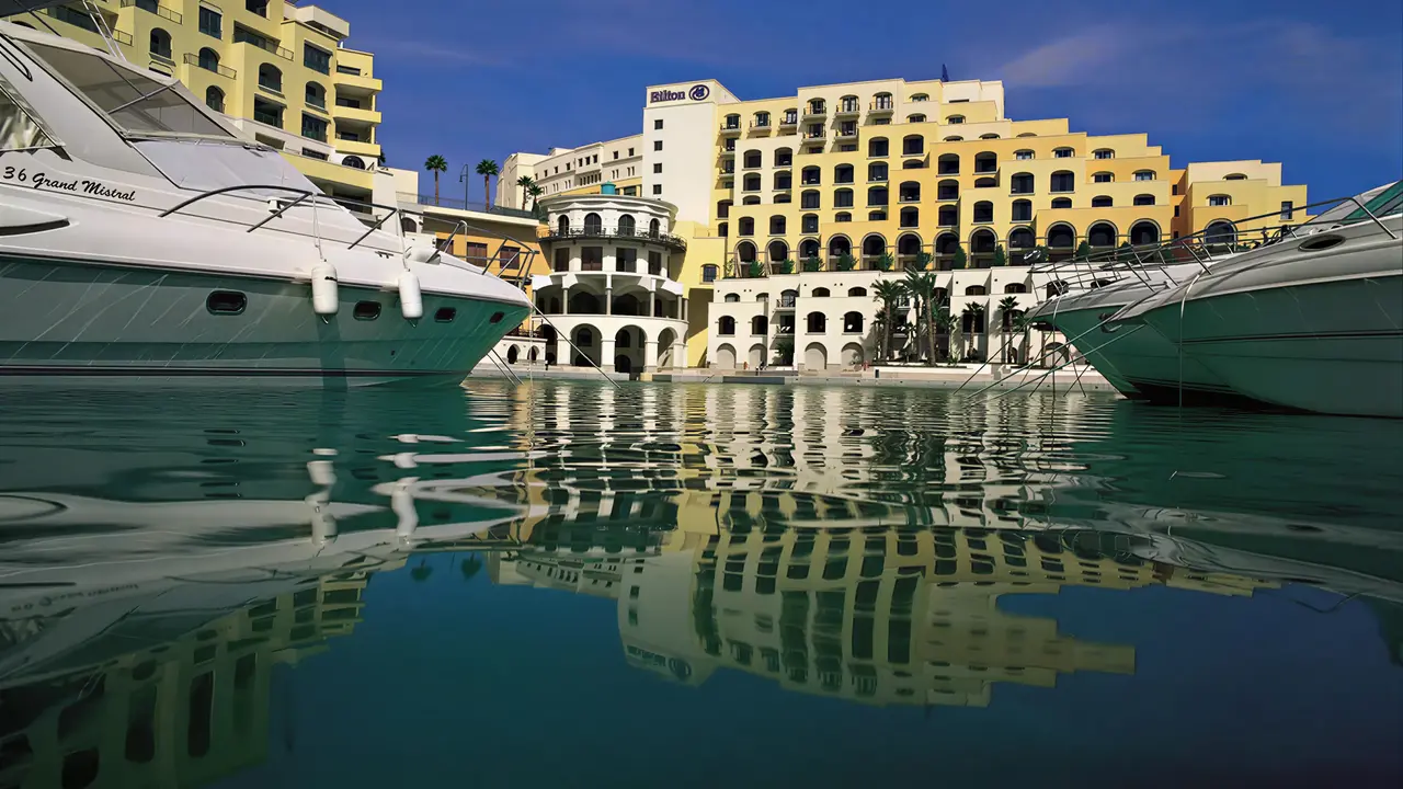 Budynek Hilton Malta widziany z poziomu wody