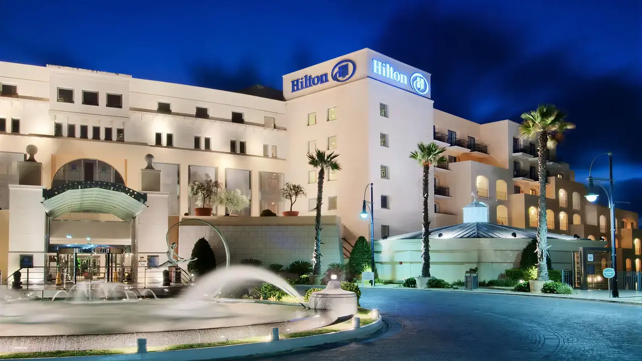 Elewacja i wejście do budynku Hilton Malta nocą