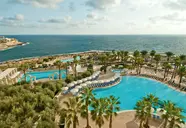 Widok na kompleks basenów w Hilton Malta