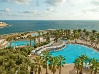 Widok na kompleks basenów w Hilton Malta