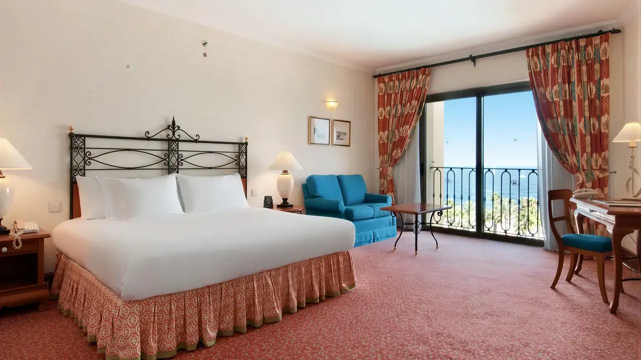 Sypialnia z łóżkiem i widokiem w Hilton Malta