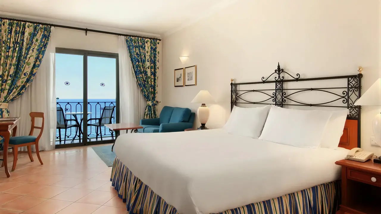 Sypialnia z widokiem na morze w Hilton Malta