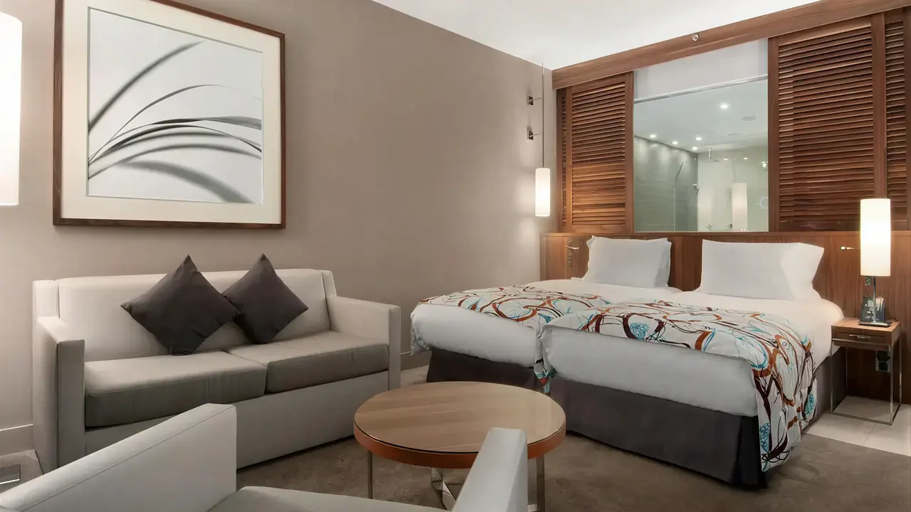 Nowoczesny pokój z łóżkami i sofą w Hilton Malta