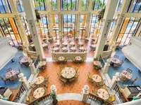Jasna restauracja w hotelu Hilton Malta