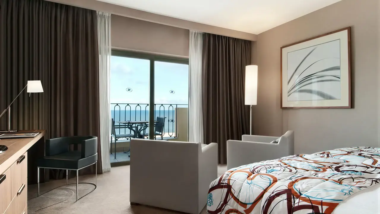 Wnętrze pokoju z łóżkiem w Hilton Malta