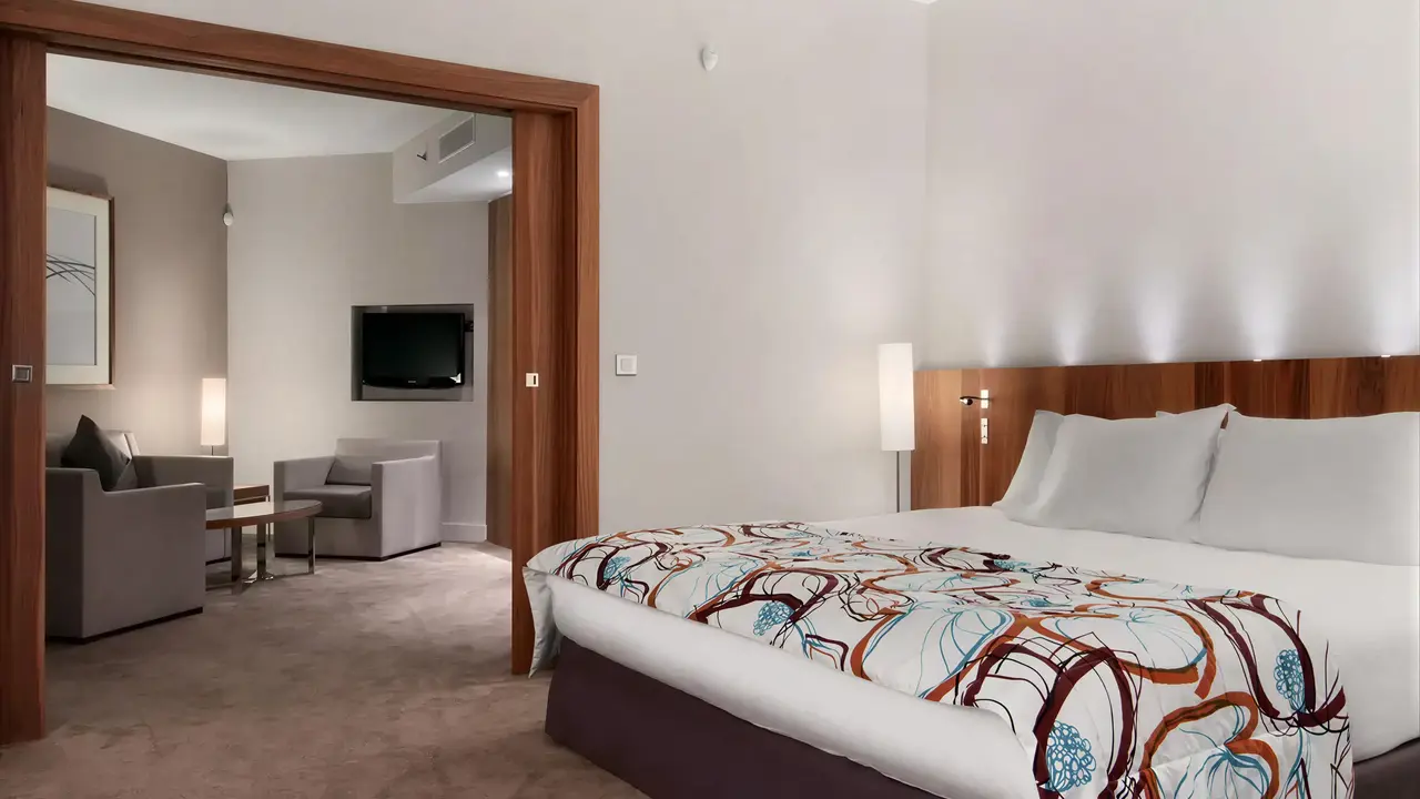 Sypialnia i strefa wypoczynku w Hilton Malta