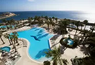 Widok na kompleks basenów w Hilton Malta