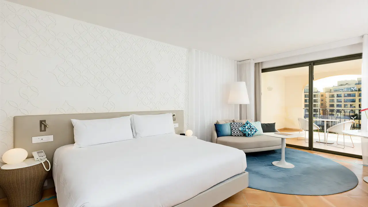 Nowoczesna sypialnia w Hilton Malta z widokiem na balkon