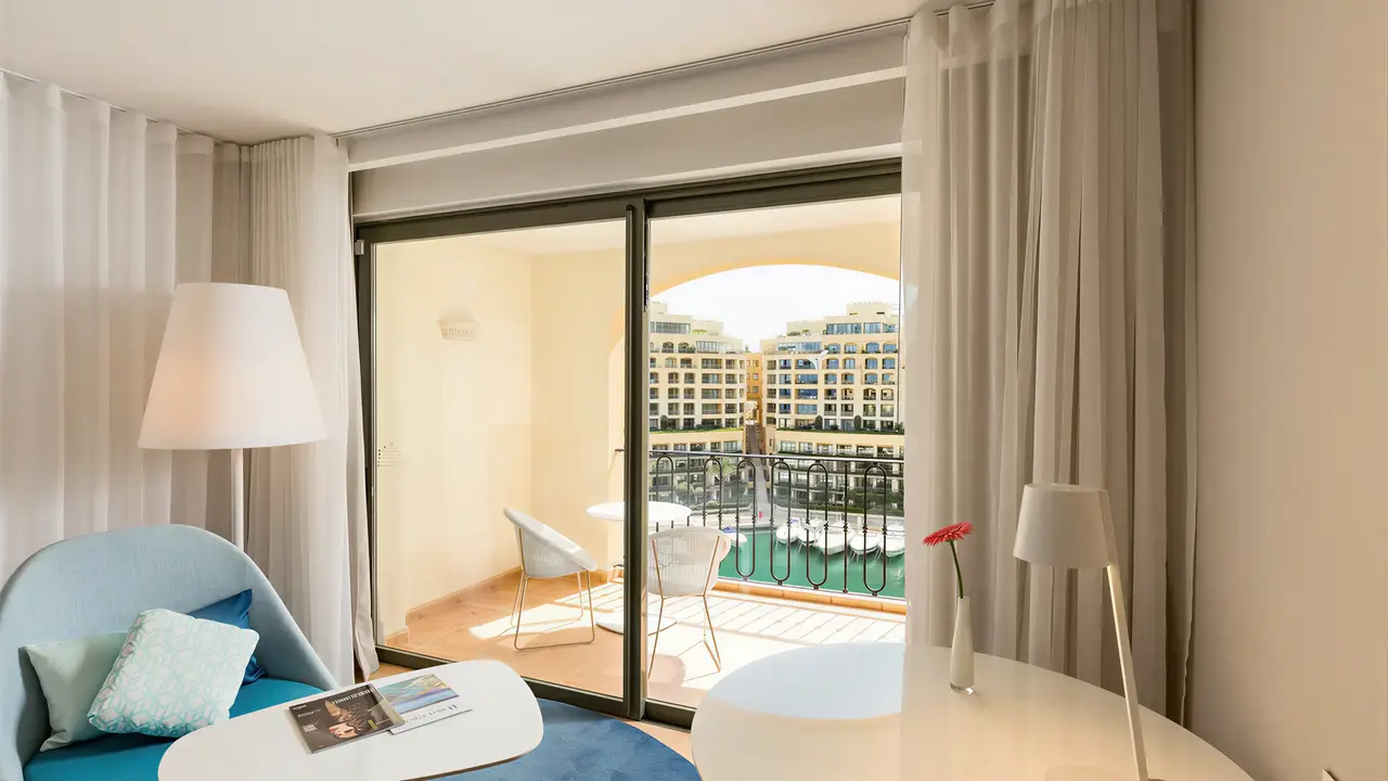Nowoczesny pokój z balkonem w Hilton Malta