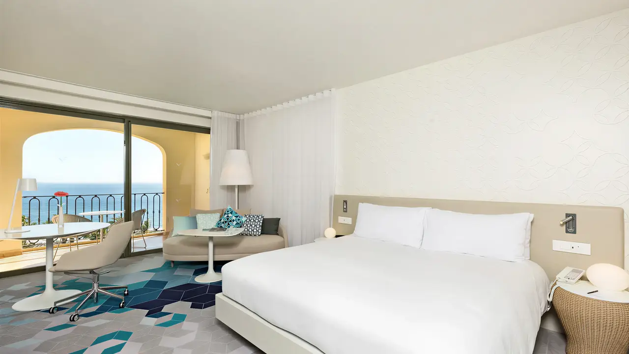 Jasny pokój z łóżkiem w Hilton Malta