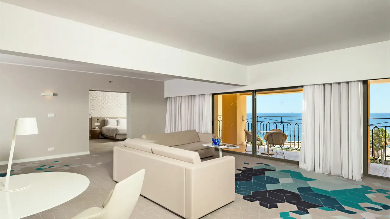 Nowoczesny salon z widokiem w Hilton Malta