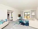 Nowoczesny salon w pokoju hotelowym Hilton Malta