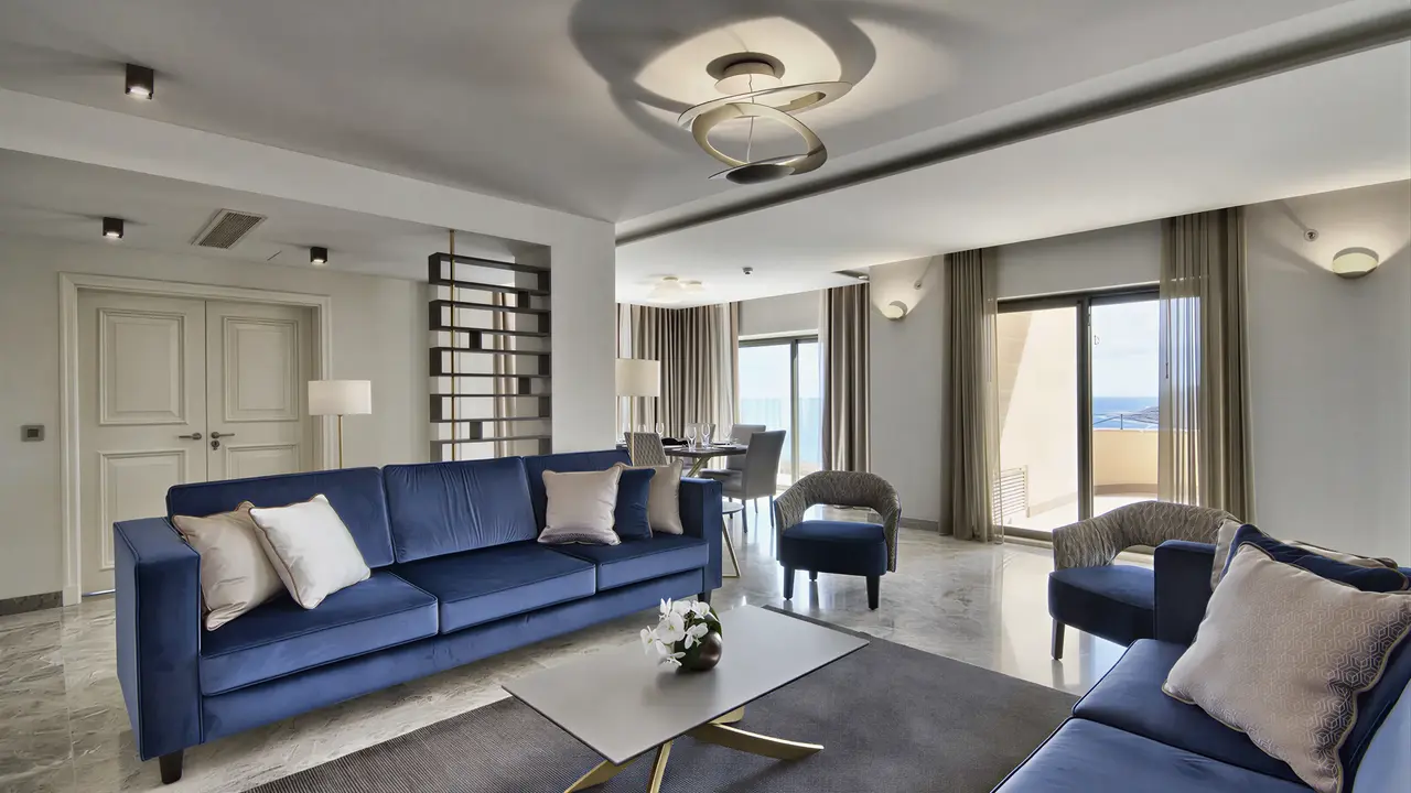 Nowoczesny salon w pokoju gościnnym Hilton Malta